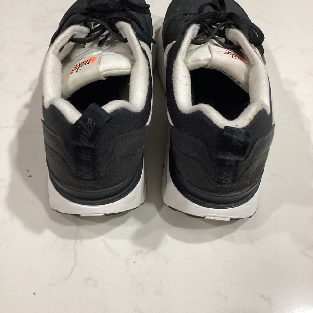 Nike Black and White Athletic Shoes Sleek Design - Picture 3 of 6
